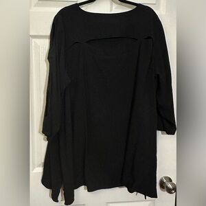 Unique Plus/s Ali Miles black top. Cutouts on back/sleeves. Excellent 2X
